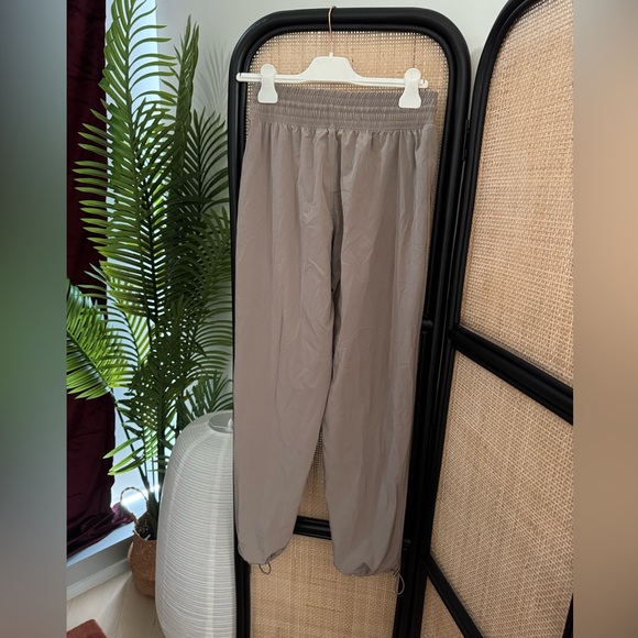 Abercrombie YPB motionTEK Parachute Jogger in Oat, Size S - Picture 2 of 3